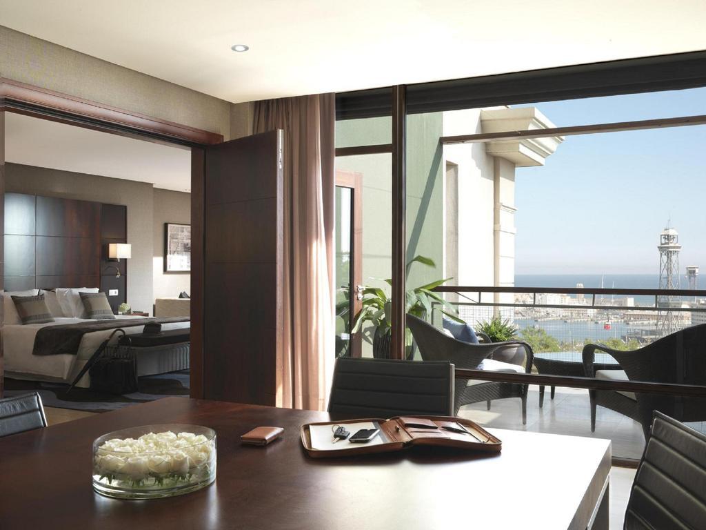 Hotel Miramar Barcelona Gl מראה חיצוני תמונה A suite at the Four Seasons Hotel, Alexandria