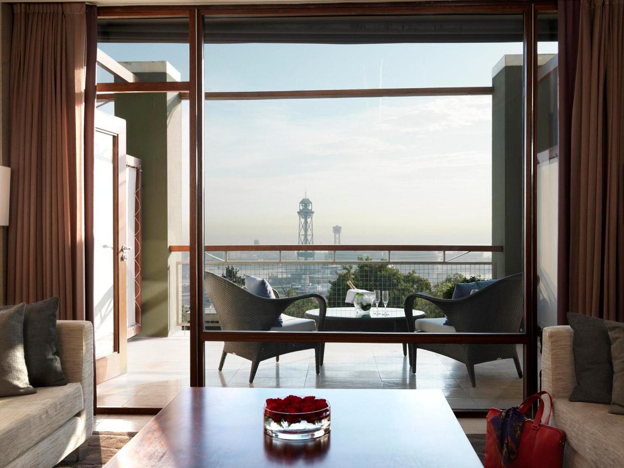 Hotel Miramar Barcelona Gl חדר תמונה A view of the Marina from a suite at the Address