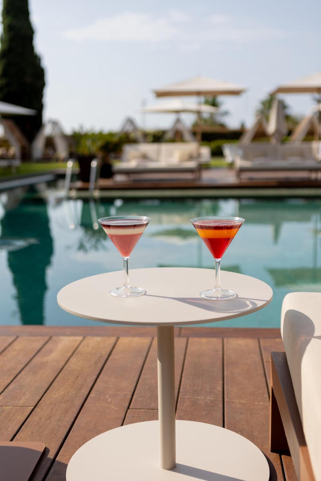 Hotel Miramar Barcelona Gl מראה חיצוני תמונה Cocktails at the pool