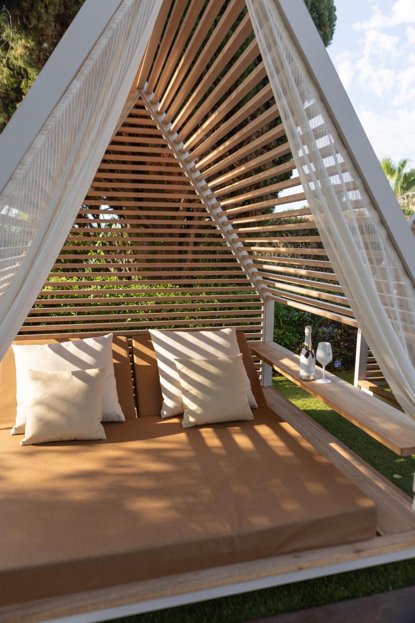 Hotel Miramar Barcelona Gl מראה חיצוני תמונה The interior of a cabana