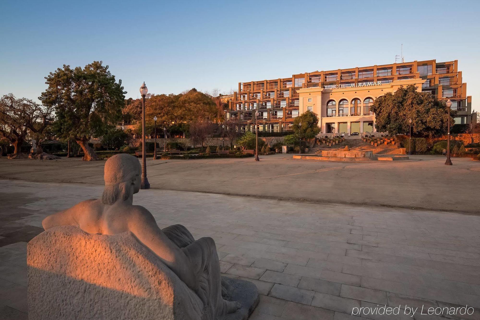 Hotel Miramar Barcelona Gl מראה חיצוני תמונה The statue of the "Fisherman" at the entrance of the park